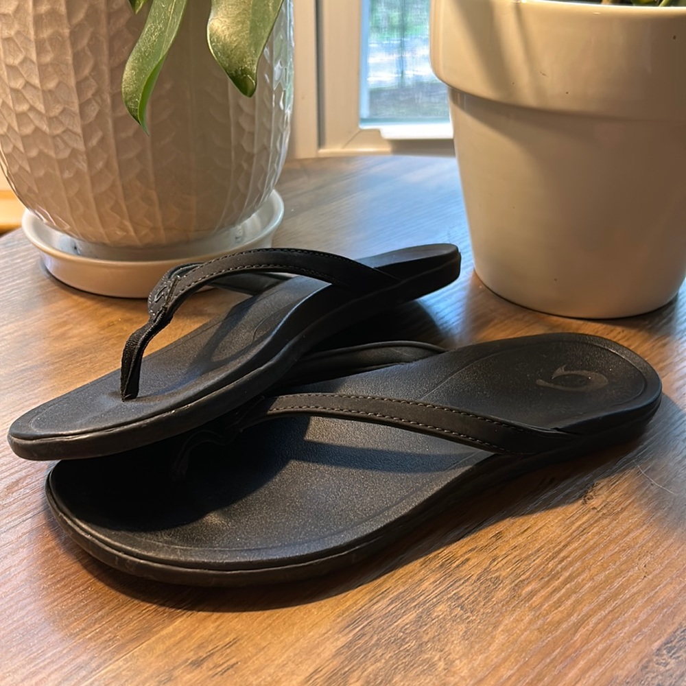 Olukai black flip flops in excellent condition, Size 8